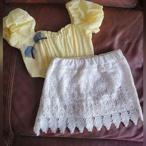 Beautiful & Soft White lace skirt w/hidden shorts size Small